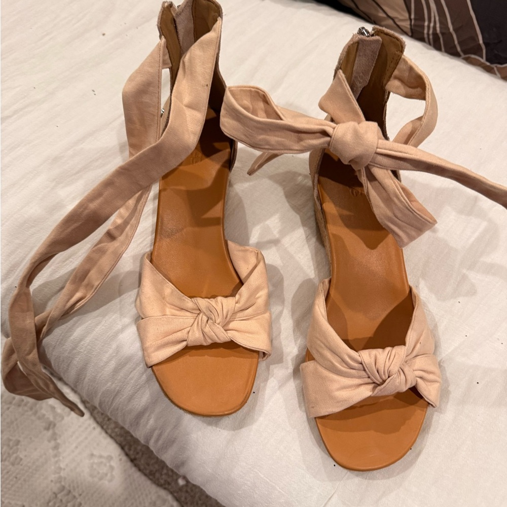 UGG Espadrilles Elegant Tan Bow-Tie Sandals